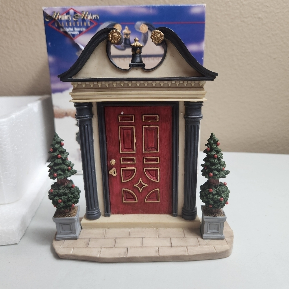 LEMAX VTG 1997 Christmas Village Memory Makers Colonial Red Door Boxed #77068